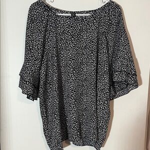 Chic Monochrome Patterned Blouse